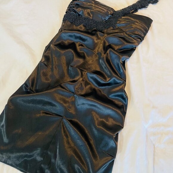 Elegant Black One-Shoulder Satin Dress With Beaded Floral Strap Detail Ruched Bo - Picture 4 of 14